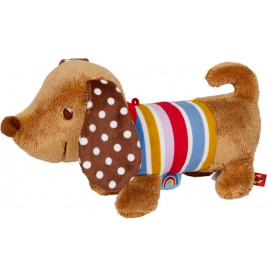 Plüschhund mit braunem Fell, gepunkteten Ohren und gestreiftem Shirt in Gelb, Rot, Blau und Weiß.