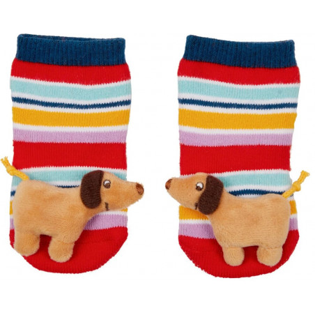 Bunte Babysocken mit Streifen und aufgesetzten Stoff-Dackeln vorn.