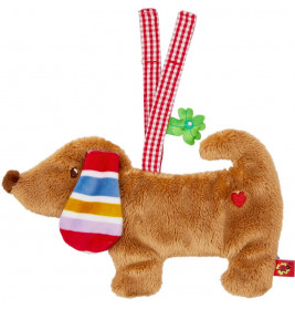 Weiches Hundespielzeug mit gestreiftem Ohr, rotem Herzaufnäher und roten Karo-Schlaufen am Rücken.