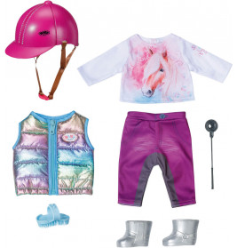 Rosa Reithelm, Pferdehemd, Glitzerweste, lila Hose, silberne Stiefel, Gerte und blauer Pinsel.