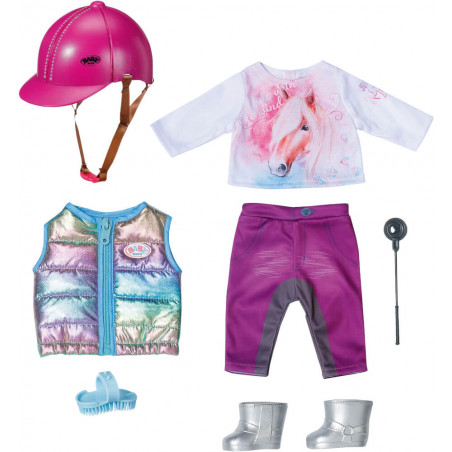 Rosa Reithelm, Pferdehemd, Glitzerweste, lila Hose, silberne Stiefel, Gerte und blauer Pinsel.