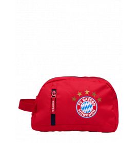 Roter Kulturbeutel mit FC Bayern München Logo, Reißverschlussfach und vier goldenen Sternen über dem Emblem.