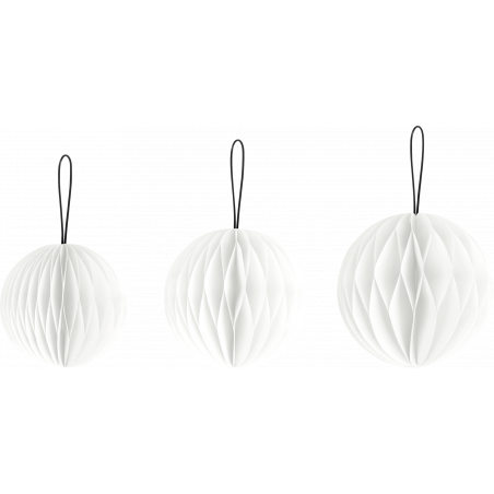 Drei weiße, kugelförmige Papierornamente mit schwarzen Schlaufen vor weißem Hintergrund.