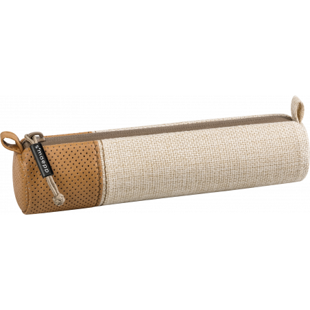 Zylindrisches beige-braunes Federmäppchen mit Reißverschluss und kleinem Anhänger am Zipper.