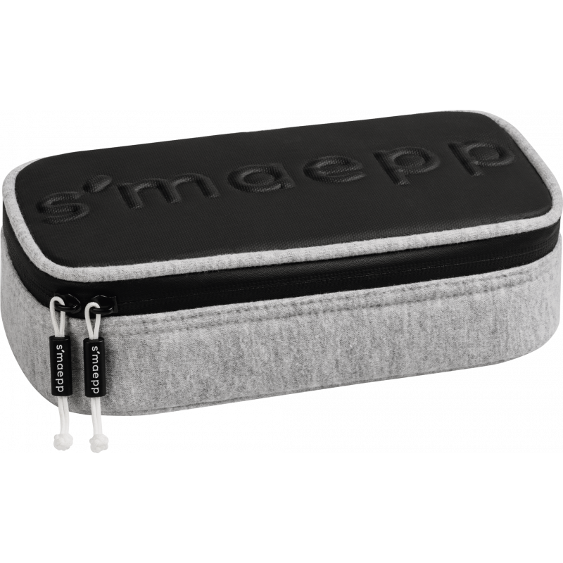 Rechteckiges, grau-schwarzes Mäppchen mit smaepp-Prägung oben und doppeltem Reißverschluss.