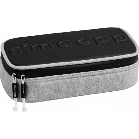 Rechteckiges, grau-schwarzes Mäppchen mit smaepp-Prägung oben und doppeltem Reißverschluss.