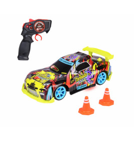 Buntes Spielzeug-Rennauto mit blauen Rädern, Fernbedienung und zwei kleinen orangen Leitkegeln.