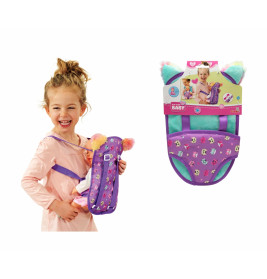 Lächelndes Mädchen mit Spielzeug-Babytrage rechts ist die Produktverpackung zu sehen.