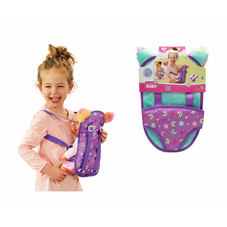 Lächelndes Mädchen mit Spielzeug-Babytrage rechts ist die Produktverpackung zu sehen.