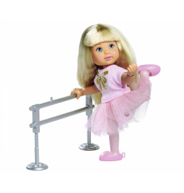 Eine blonde Puppe im rosa Tutu posiert am Ballettstab auf einem Bein und trägt rosa Schuhe.