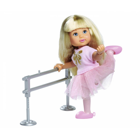 Eine blonde Puppe im rosa Tutu posiert am Ballettstab auf einem Bein und trägt rosa Schuhe.