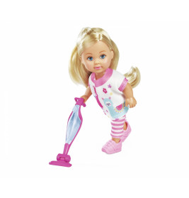 Blonde Puppe im rosa Schlafanzug hält einen Spielzeugstaubsauger und scheint den Boden zu saugen.