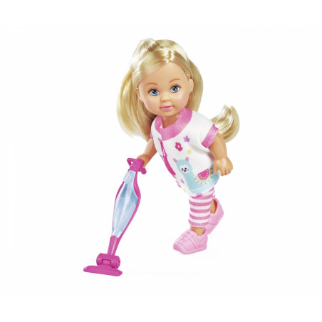 Blonde Puppe im rosa Schlafanzug hält einen Spielzeugstaubsauger und scheint den Boden zu saugen.