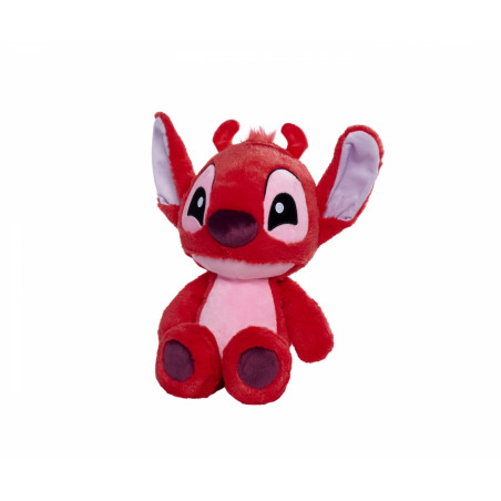 Rotes und pinkes Plüschtier mit großen Ohren und rundem Gesicht sitzt aufrecht vor weißem Hintergrund.