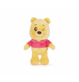 Ein gelber Teddybär mit rotem Shirt steht vor weißem Hintergrund und zwinkert.
