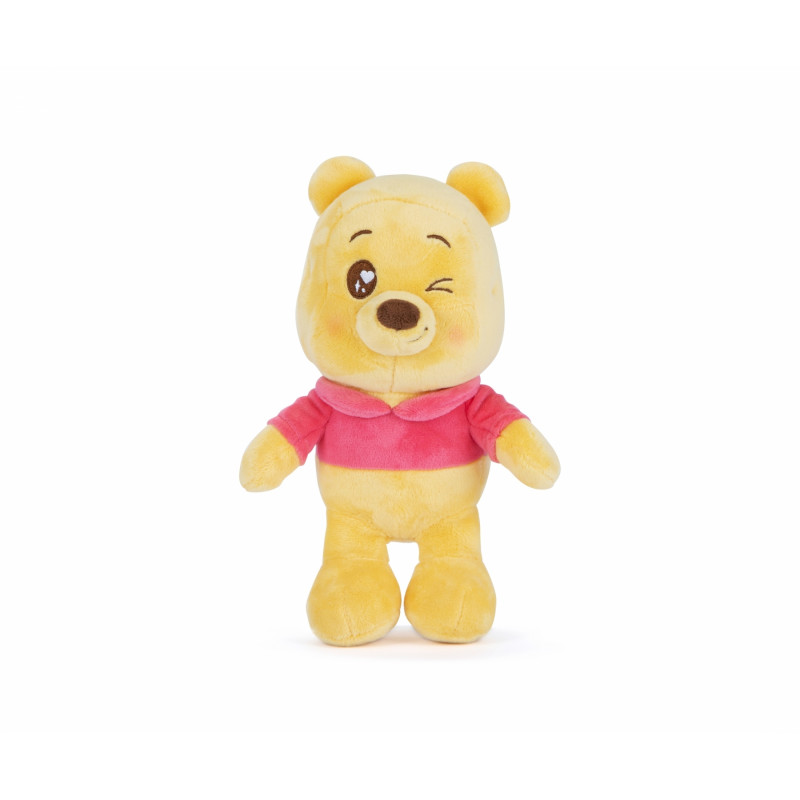 Ein gelber Teddybär mit rotem Shirt steht vor weißem Hintergrund und zwinkert.