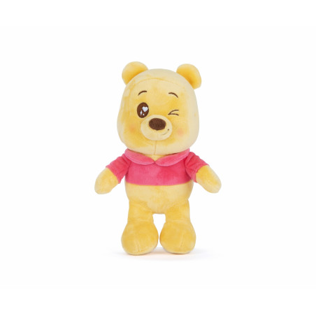 Ein gelber Teddybär mit rotem Shirt steht vor weißem Hintergrund und zwinkert.