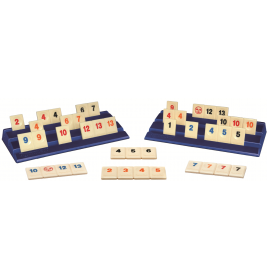 Zwei Rummikub-Spielbretter mit nummerierten blauen, roten und schwarzen Steinen sowie einige lose Steine davor.