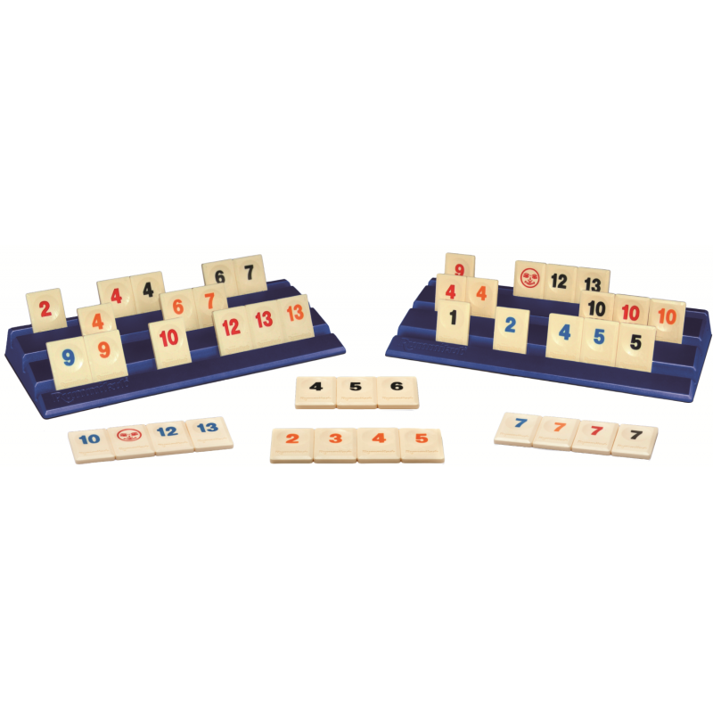 Zwei Rummikub-Spielbretter mit nummerierten blauen, roten und schwarzen Steinen sowie einige lose Steine davor.
