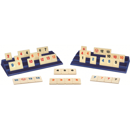 Zwei Rummikub-Spielbretter mit nummerierten blauen, roten und schwarzen Steinen sowie einige lose Steine davor.