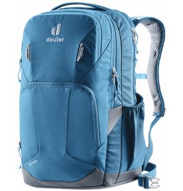 Blauer Deuter-Rucksack mit mehreren Reißverschluss-Fächern und Mesh-Seitenfach, aus Dreiviertelansicht gezeigt.