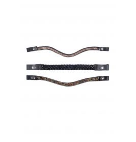 Drei schwarze Lederbänder mit verschiedenen Mustern und Druckknöpfen an den Enden auf weißem Hintergrund.