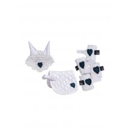 Set weiße Pferdeausstattung: Ohrenhaube, Sattelpad, Bandagen - alle mit dunklem Herz-Patch.