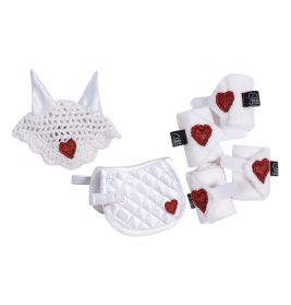 Pferdezubehör-Set in Weiß mit roten Herz-Patches: Ohrenhaube, Bandagen und gestepptes Sattelkissen.