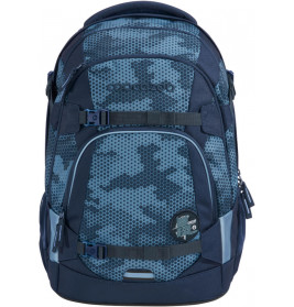 Blau-schwarzer Camouflage-Rucksack mit mehreren Fächern und Reißverschlüssen, von vorne abgebildet.