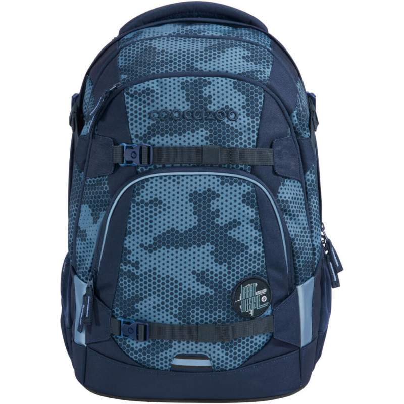 Blau-schwarzer Camouflage-Rucksack mit mehreren Fächern und Reißverschlüssen, von vorne abgebildet.