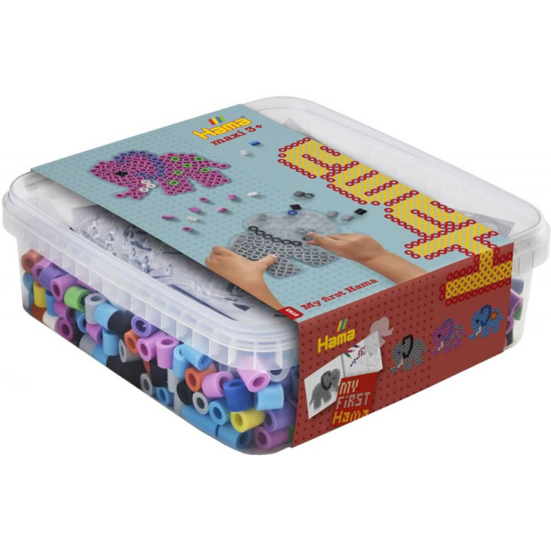 Eine Plastikbox mit bunten Hama-Perlen, darauf bastelt ein Kind mit den Perlen ein Motiv auf dem Deckel.