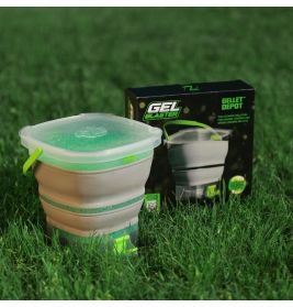 Klappbarer Behälter mit Gelperlen auf Gras neben schwarz-grüner Gel Blaster Gelet Depot Verpackung.