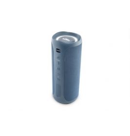Blauer, tragbarer Bluetooth-Lautsprecher steht aufrecht vor weißem Hintergrund.