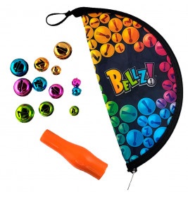 Bunte Musikglocken, eine orangefarbene Kazoo und eine schwarze Tasche mit BELLZ!-Logo und buntem Design.