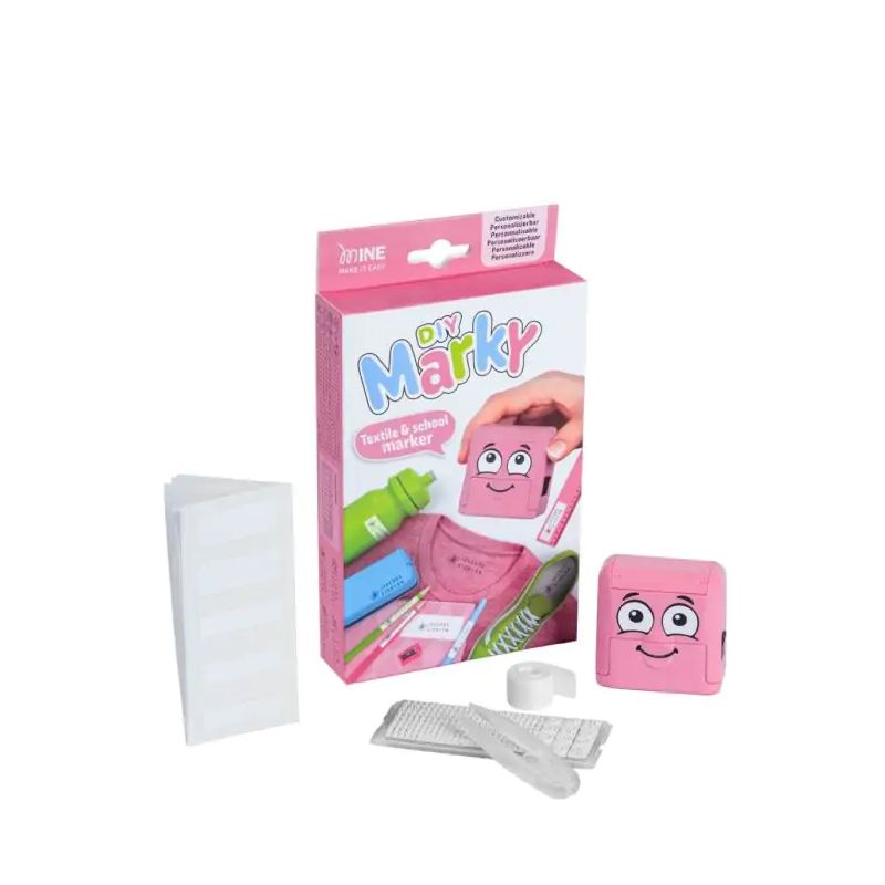 Box mit pinkem Marker-Charakter, Etiketten und Klebebändern, beschriftet mit DIY Marky Textile & School Marker.