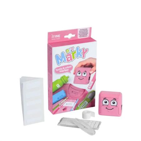 Box mit pinkem Marker-Charakter, Etiketten und Klebebändern, beschriftet mit DIY Marky Textile & School Marker.