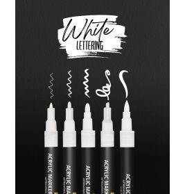 Fünf weiße Acrylmarker mit verschiedenen Spitzen ziehen Linien auf schwarzem Grund mit dem Schriftzug White Lettering.