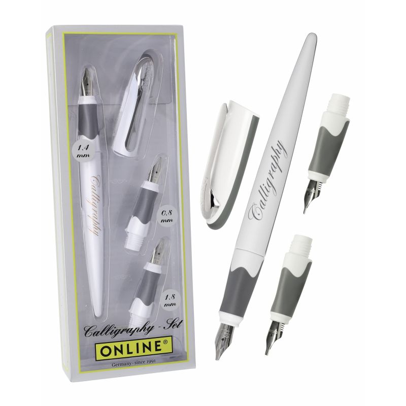 Kalligrafie-Set mit zwei Stiften, drei Federn und Kappen in durchsichtigem Etui mit Aufschrift Calligraphy Set. Kalligrafie-Set mit zwei Stiften, drei Federn und Kappen in durchsichtigem Etui mit Aufschrift Calligraphy Set.