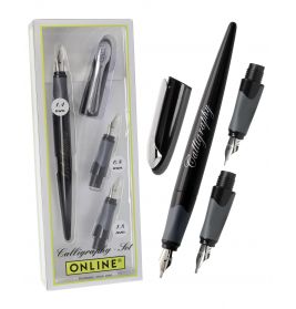 Kalligrafie-Stiftset mit drei Federn (1,4/0,8/1,8 mm), teils in Verpackung, teils außerhalb präsentiert.