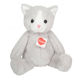 Plüschkatze in Grau und Weiß mit Halsbandetikett sitzt vor weißem Hintergrund.