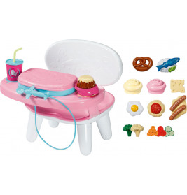 Pink-weißes Spielküchen-Set mit Spiellebensmitteln wie Fisch, Wurst, Eiern und Gemüse.