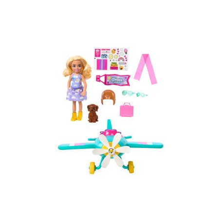 Blonde Puppe mit Zubehör, Hund, rosa Koffer und Spielzeugflugzeug vor weißem Hintergrund.