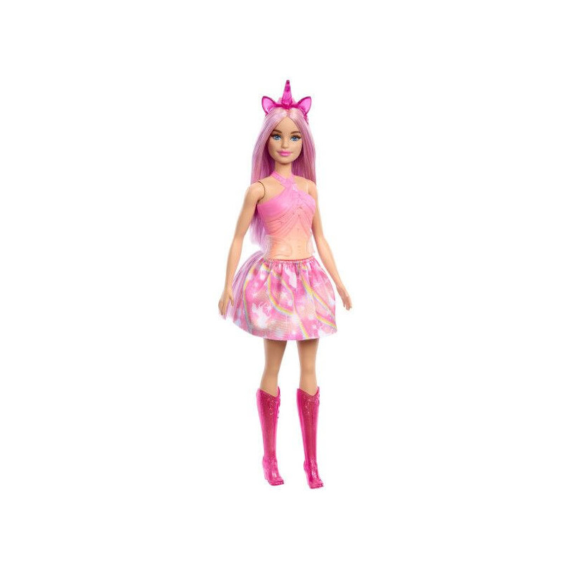 Eine Barbie mit pinken Haaren, Einhorn-Stirnband, rosa Kleid und Stiefeln steht vor weißem Hintergrund.