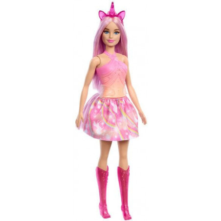 Eine Barbie mit pinken Haaren, Einhorn-Stirnband, rosa Kleid und Stiefeln steht vor weißem Hintergrund.