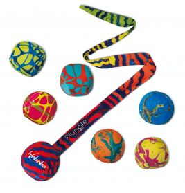Sieben bunte, gesprenkelte Bälle und ein gestreiftes Wurfspielzeug liegen auf weißem Hintergrund.