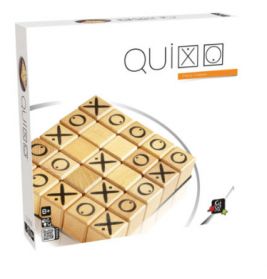 Schachtel des Brettspiels Quixo mit Holzwürfeln, die X- und O-Symbole in einem Raster zeigen.