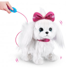 Ein flauschiger, weißer Spielzeughund mit rosa Schleife und Halsband wird an der Leine von einer Hand geführt.