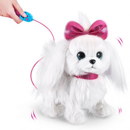 Ein flauschiger, weißer Spielzeughund mit rosa Schleife und Halsband wird an der Leine von einer Hand geführt.