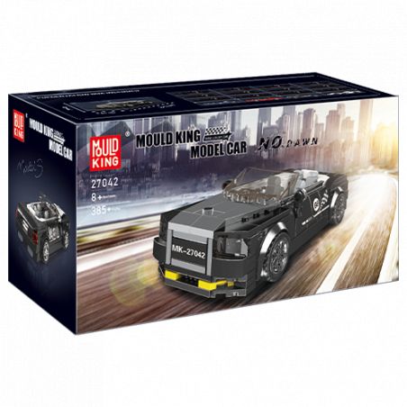 Schwarzes Sportwagen-Bausteinset von Mould King, Verpackung mit Stadtansicht im Hintergrund.