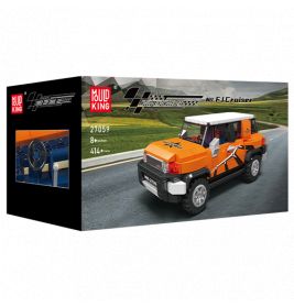 Mould King Bauset mit orangem Offroad-SUV auf Straße vor grünen Hügeln.